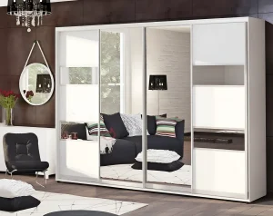Белый четырехдверный шкаф-купе Модель 3 высотой 3800 мм с зеркальными вставками и современными фасадами в интерьере спальни.