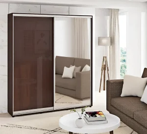Стильный двухдверный шкаф купе шириной два метра в цвете венге с глянцевой поверхностью и большим зеркалом в светлой гостиной.