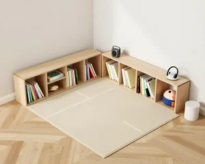 Светлый угловой книжный шкаф из массива в детской комнате, заполненный учебниками и игрушками. Идеальное рабочее место для школьника с мягким ковром и минималистичным дизайном.